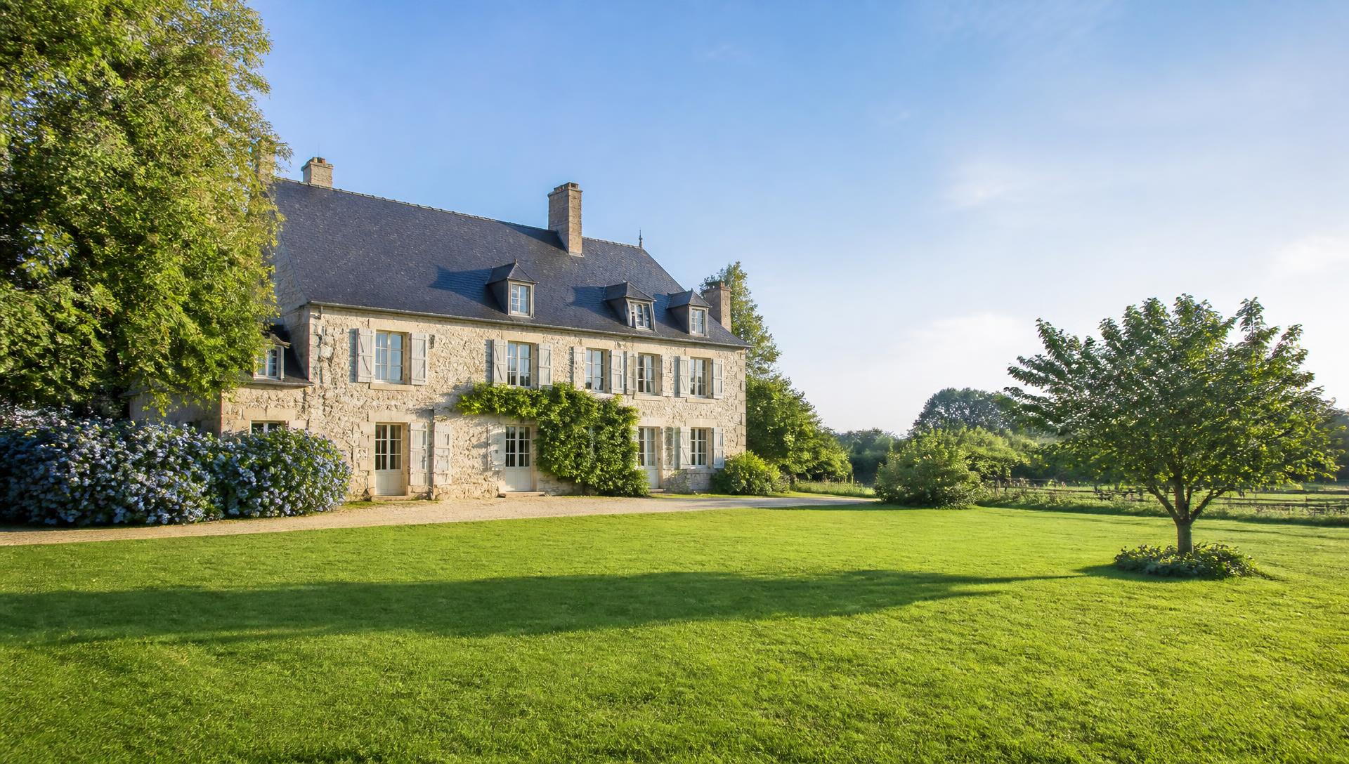 Jardin et manoir normand protégés par détection extérieure Ajax